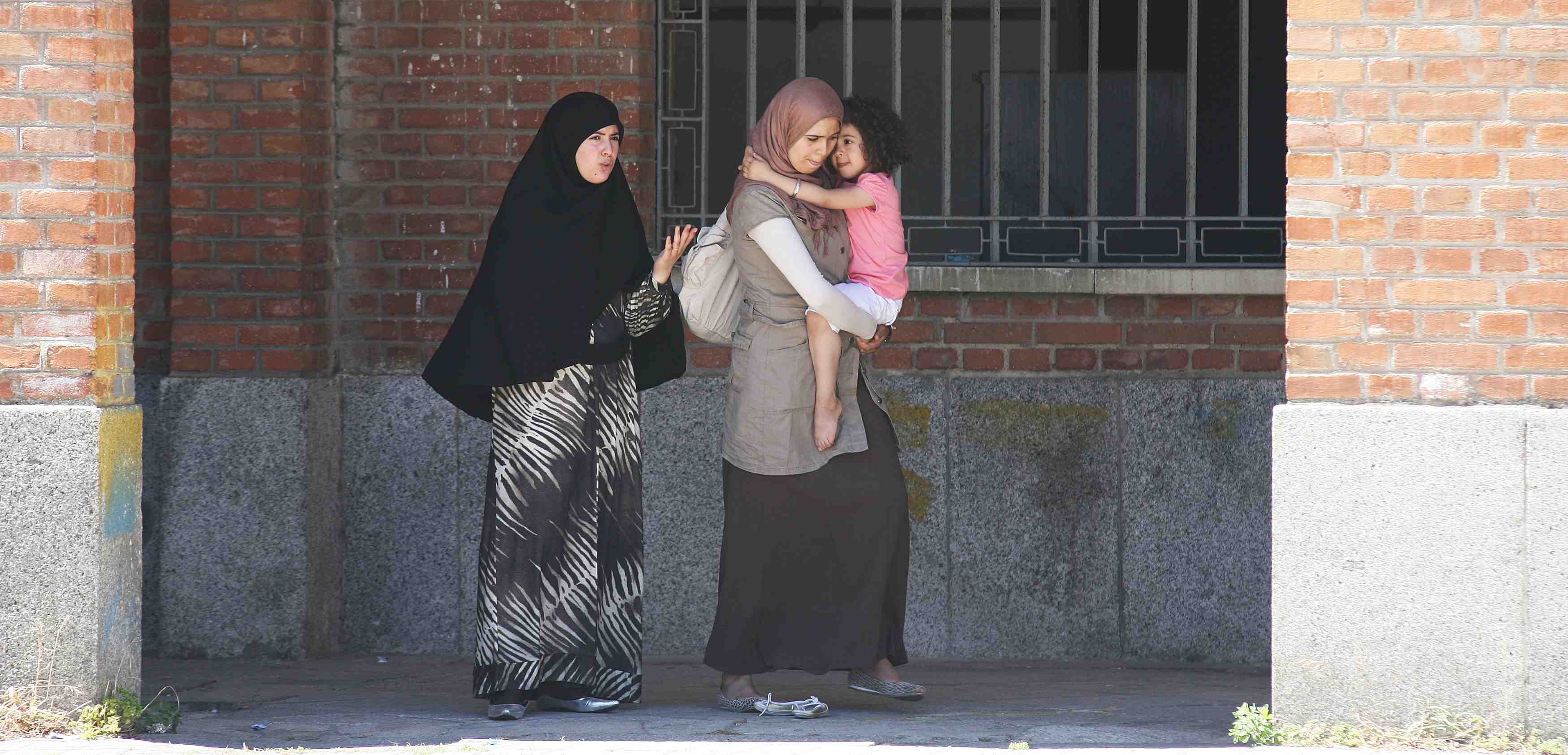Dos mujeres con velo en una calle de Madrid. I La Marea