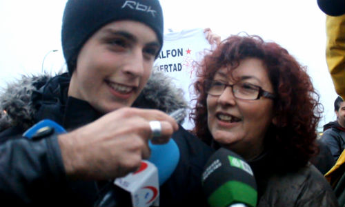 'Alfon' y su madre, Elena Ortega, a las puertas de la cárcel de Soto del Real. EDUARDO MURIEL