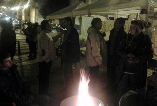 Varias personas conversan en la acampada de Mérida.
