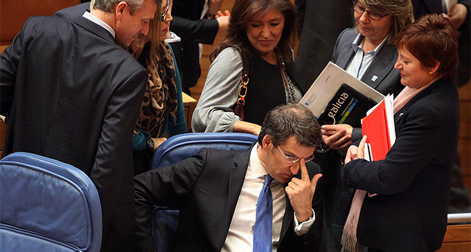 Feijoo esquiva las normas de contratación y coloca anuncios a dedo en los medios de comunicación