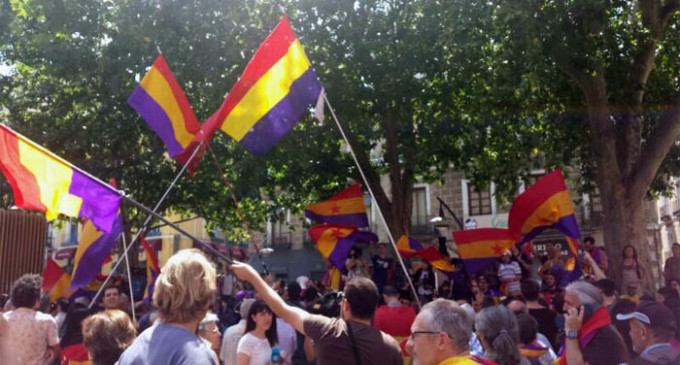 Una marcha republicana recorre el centro de Madrid tras la coronación