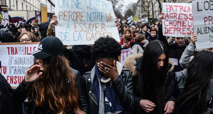 Los franceses mantienen el pulso contra la reforma laboral “a la española”