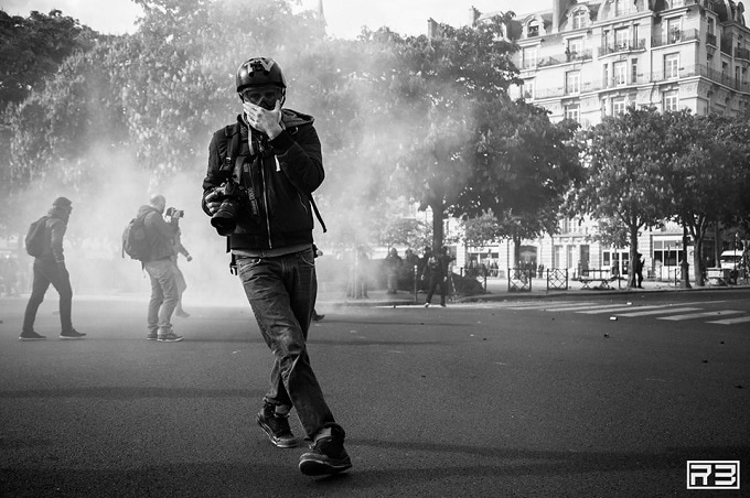 El foto periodista Francés NnoMan, cubriendo una protesta en París. FOTO: Rémi Brémond