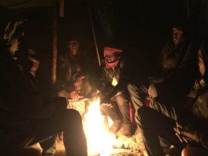 Sehia junto a otros refugiados en la Jungla de Calais, al norte de Francia. Foto: José Bautista.