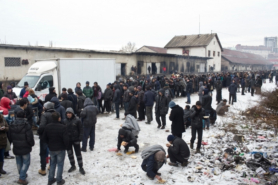 Cola de refugiados en Belgrado. I LA MAREA
