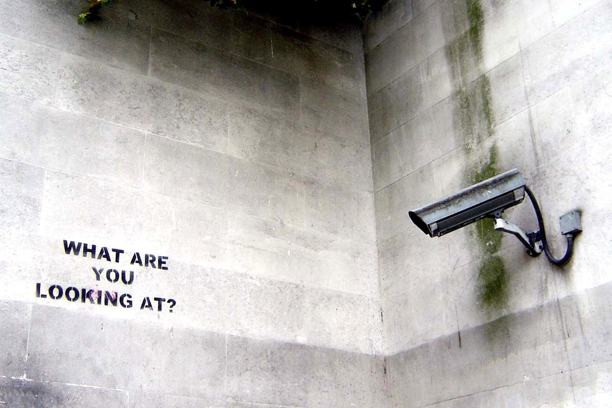 Graffiti de Banksy frente a una cámara de circuito cerrado.