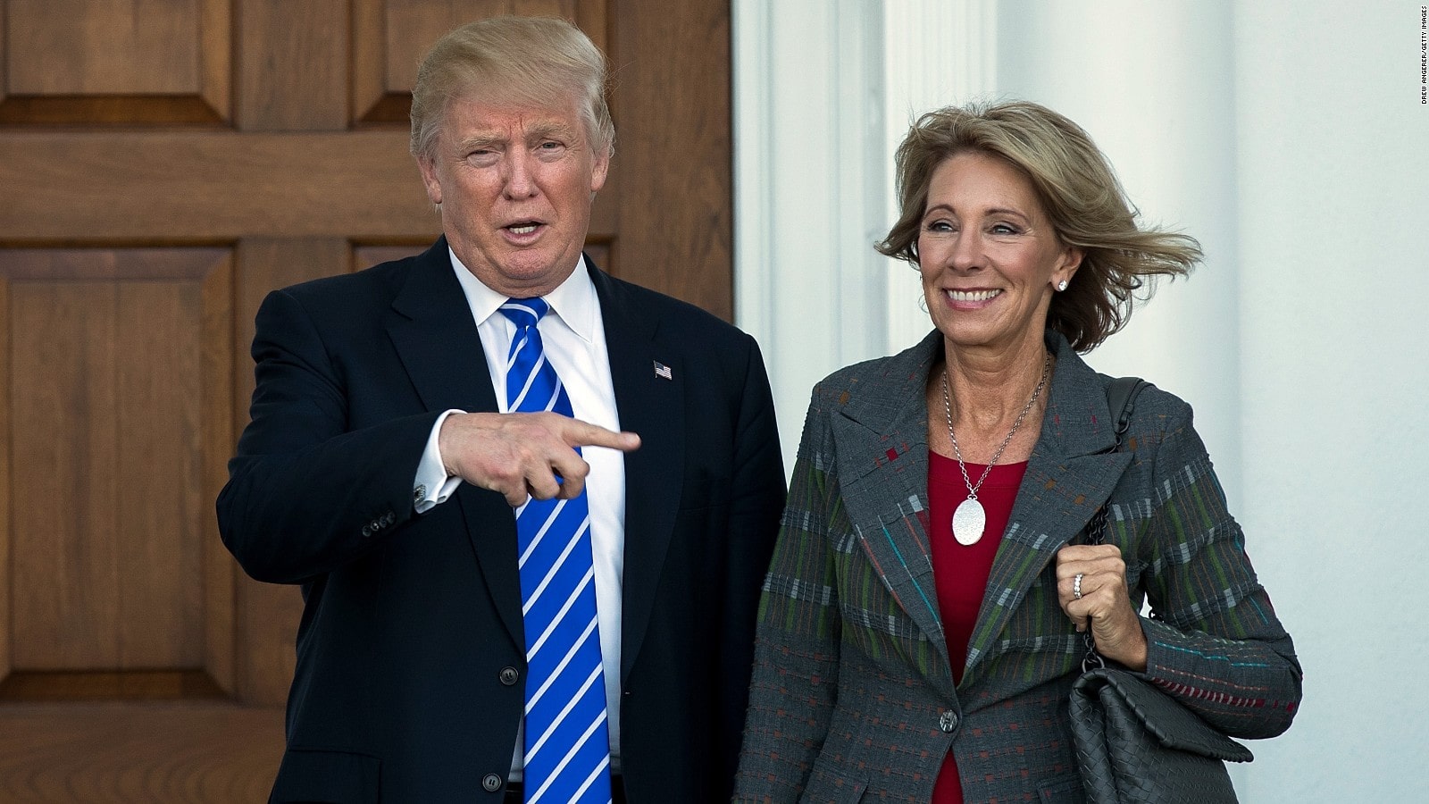 Betsy DeVos junto a Donald Trump I La Marea
