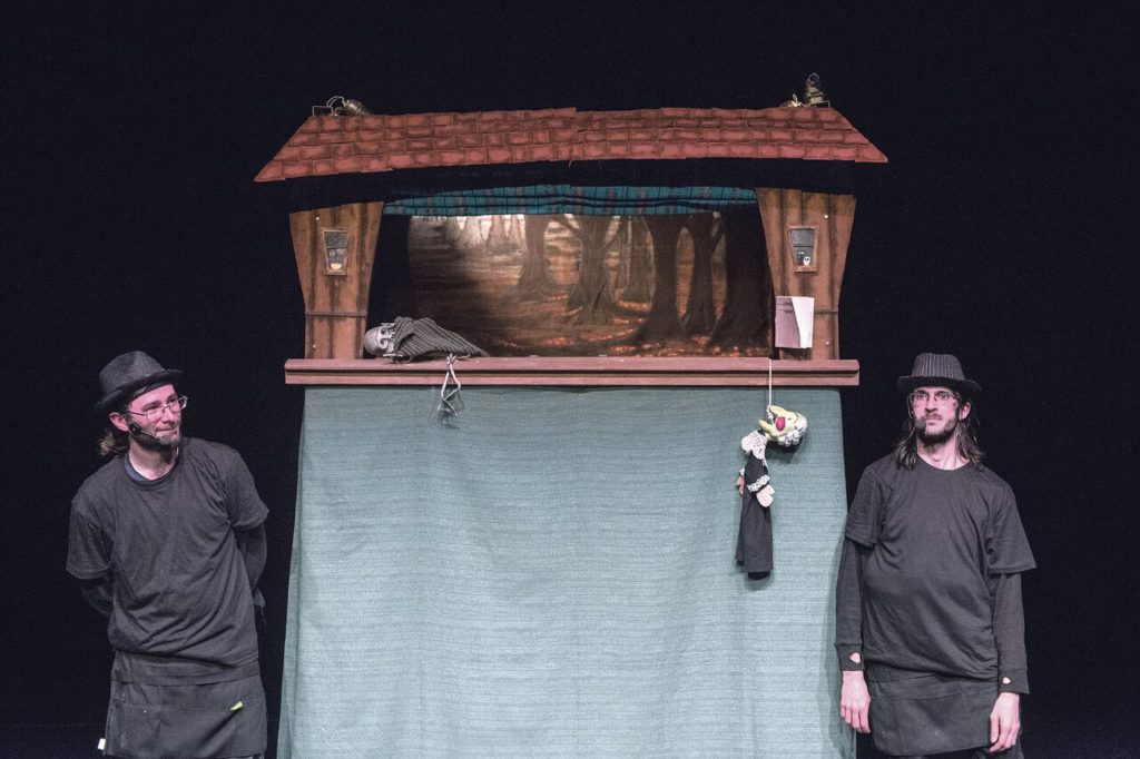 ttiriteros Raúl García y Alfonso Lázaro, tras finalizar la obra en el Teatro del Barrio. FERNANDO SÁNCHEZ
