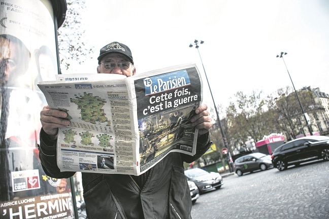 Un hombre se informa sobre los atentados terroristas de París en 2015. FOTO: TERESA SUÁREZ.