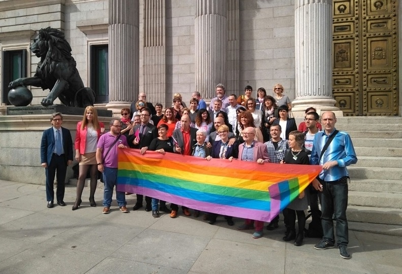 Colectivos y grupos posan tras el registro de la Ley de Igualdad LGTBI. FELGTB