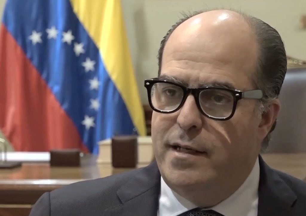 El opositor Julio Borges, presidente de la Asamblea Legislativa, pide a las Fuerzas Armadas que retiren su apoyo a Nicolás Maduro. Foto: Reproducción/Agência Pública.