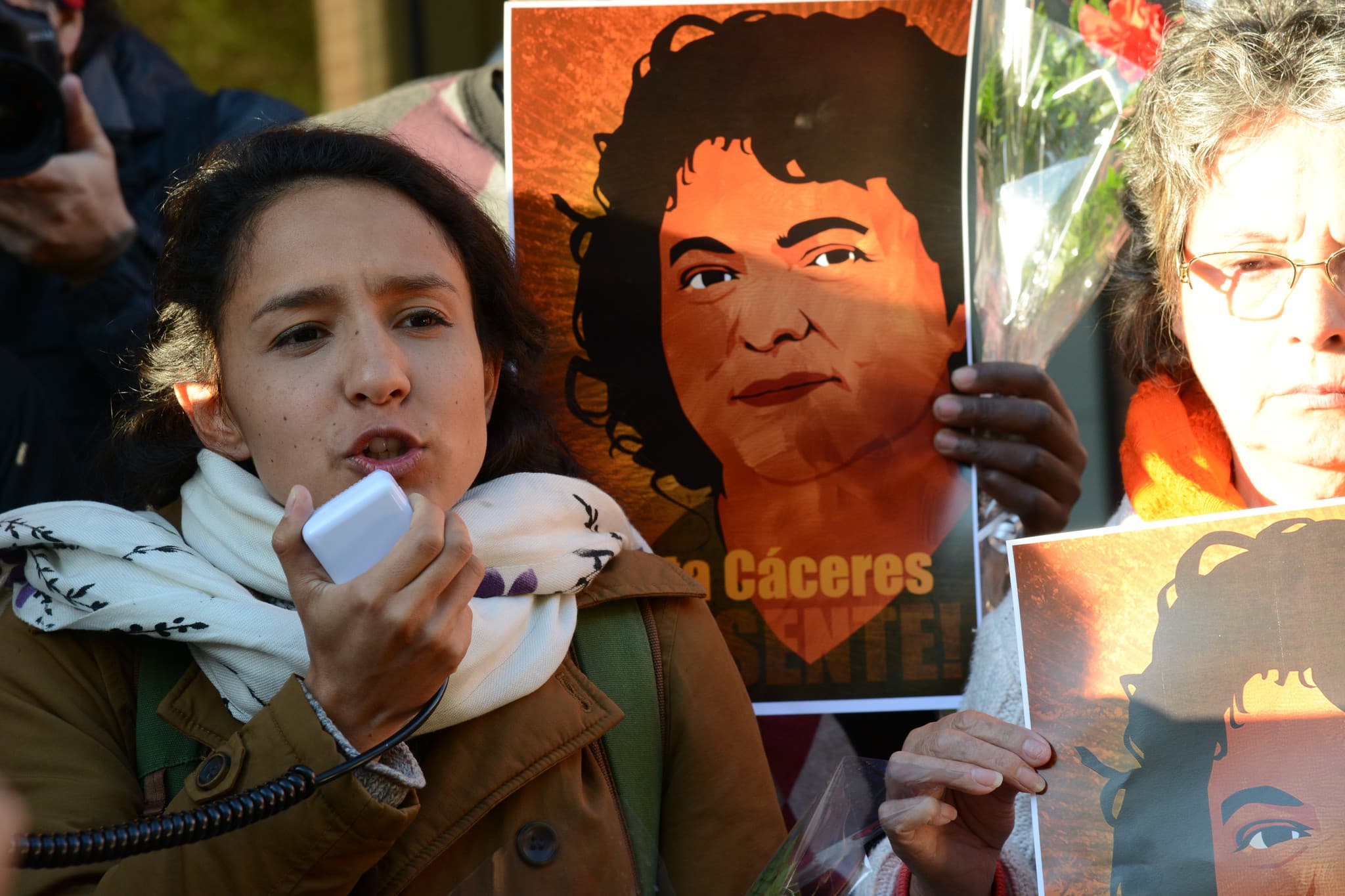Bertita Zúnica Cáceres en una protesta tras el asesinato de su madre, Berta Cáceres. Foto: COPINH.