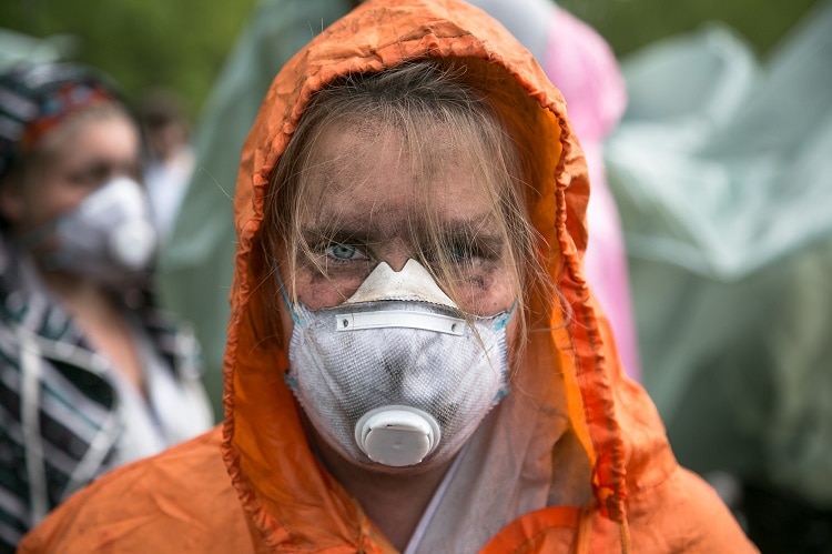 Una activista de la coalición Ende Gelände durante una protesta en 2016. Foto: Fabian Melber.