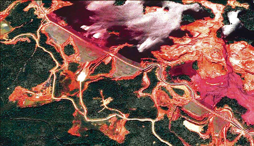 Imagen satelital de laguna de residuos (o de relaves) mina de Ambatovy, cerca de Tamatave © Google Earth