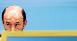 La oposición blanda de Rubalcaba irrita al PSOE