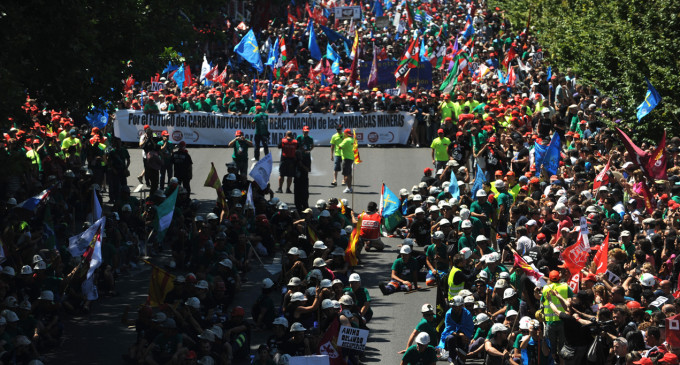 La marcha minera termina con una batalla entre policías y manifestantes