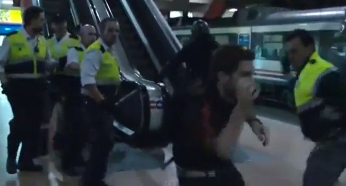 Vídeo: Los vigilantes de seguridad privada de Atocha también ‘repartieron’ a manifestantes el 25-S