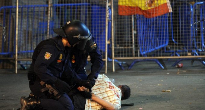 La juez acusa de delito contra el Estado a los detenidos del 25-S