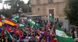 Más de mil personas consiguen rodear el Parlamento de Andalucía