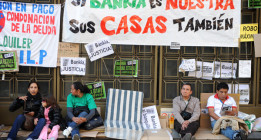 Víctimas de desahucios acampan ante Bankia para forzar al banco a negociar