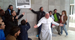 El ‘Papa’ Leo Bassi reinaugura la Cidade da Cultura como el mausoleo de Fraga