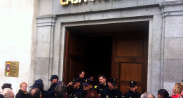 Bankia promete revisar los desahucios “si se desmonta el chiringuito” delante de su sede