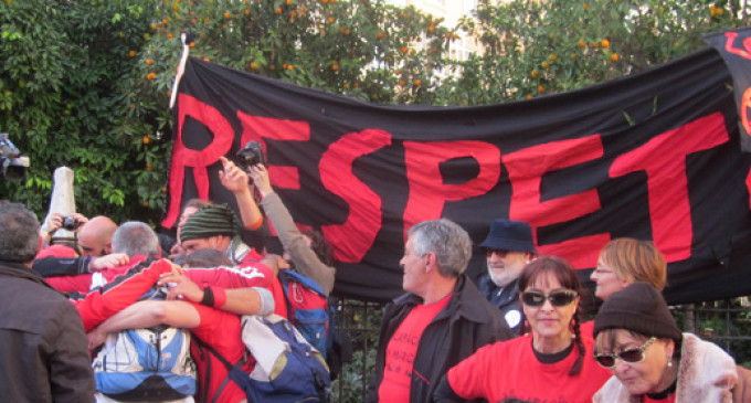 Valencia recibe con aplausos a la ‘marea roja’, en defensa de los discapacitados