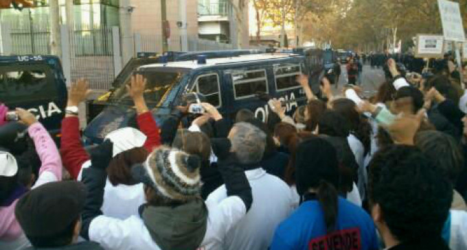Miles de trabajadores sanitarios rodean la Asamblea de Madrid