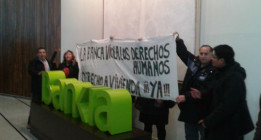 Afectados por los desahucios ocupan la sede central de Bankia en Madrid