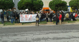 Gritos de “libertad” ante el CIE por los dos inmigrantes detenidos en Poblenou