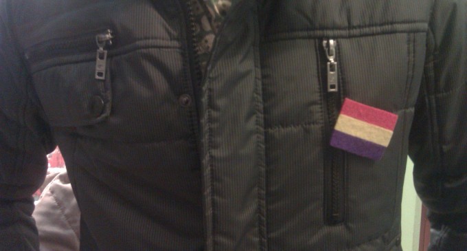 Un alcalde del PP expulsa a un concejal por llevar una insignia republicana