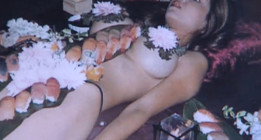Retiran la oferta de comer sushi sobre el cuerpo de una mujer desnuda
