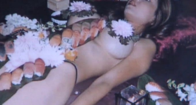 Retiran la oferta de comer sushi sobre el cuerpo de una mujer desnuda
