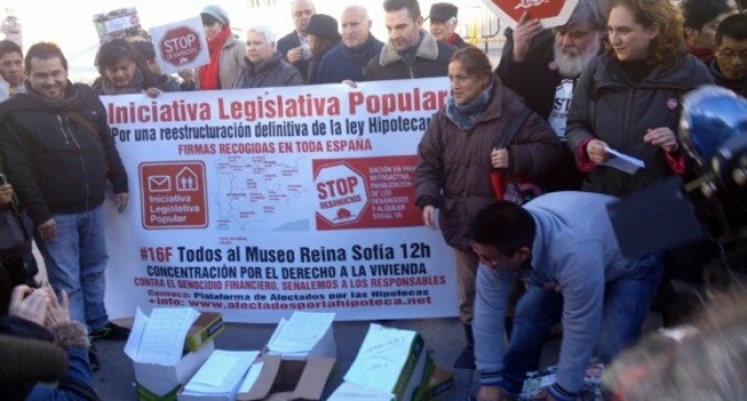 La PAH entrega 800.000 firmas para paralizar los desahucios y cambiar la ley hipotecaria