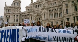 La marea blanca inaugura las protestas en defensa de la sanidad pública en 2013
