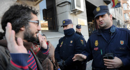 El 15-M de Lavapiés, en comisaría: “Somos delincuentes honrados, venimos a entregarnos”