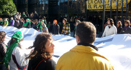 Ocho activistas se enfrentan a penas de cárcel por una acción no violenta en CaixaBank