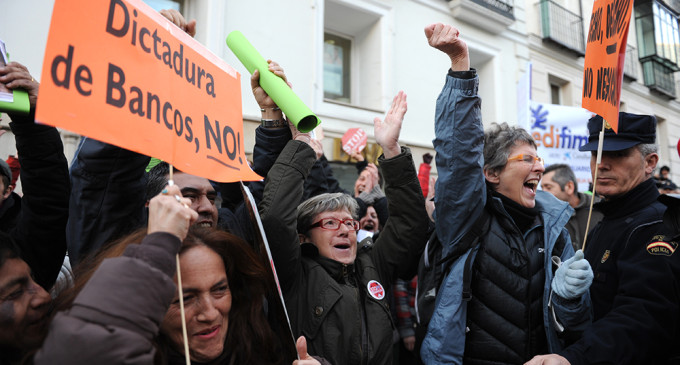 Los afectados por las hipotecas celebran frente al Congreso la admisión de la ILP