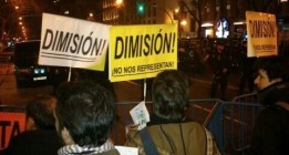 Cientos de personas, ante la sede del PP: “Nuestro presidente es un delincuente”