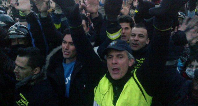 Decenas de miles de personas claman contra el gobierno el 23-F