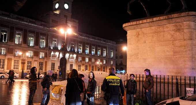 La policía aborta la acampada en Sol