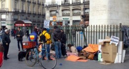 Un grupo de jóvenes pasa la noche en Sol y llama a una acampada “multitudinaria”
