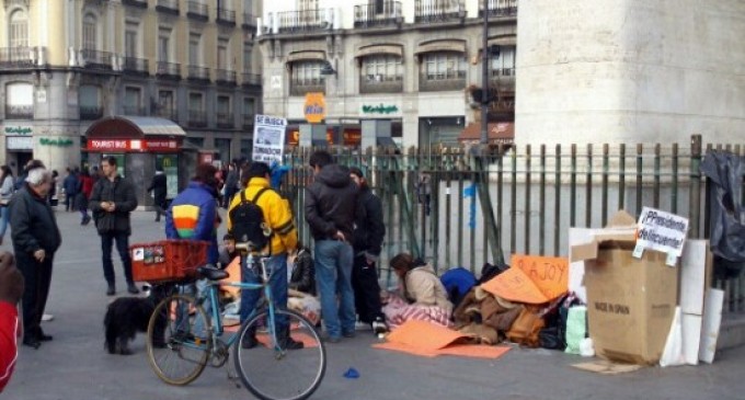 Un grupo de jóvenes pasa la noche en Sol y llama a una acampada “multitudinaria”