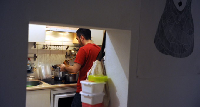 Voluntarios que preparan “tuppers” caseros para paliar el hambre de sus vecinos