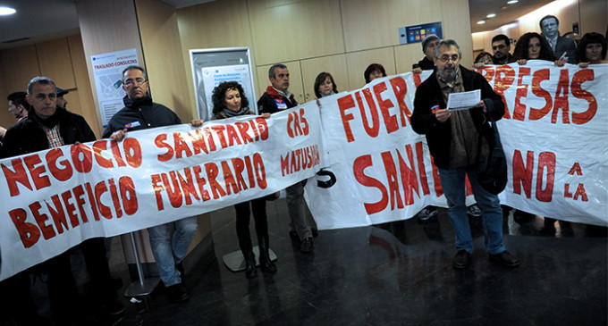 Una treintena de personas ocupa la Fundación Jiménez Díaz para denunciar el “expolio” de la sanidad