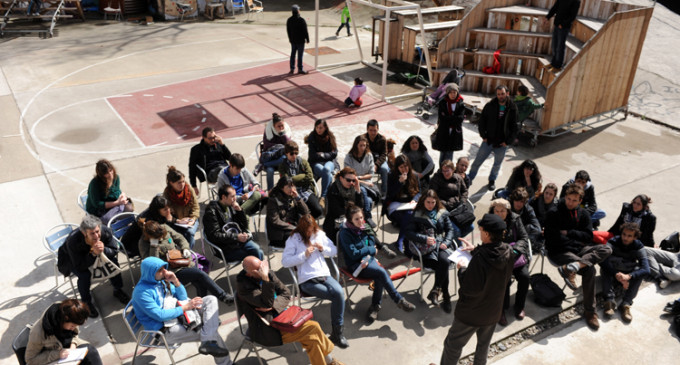 La universidad madrileña vuelve a sacar sus aulas a las plazas