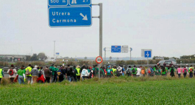 Una marcha verde de 500 interinos recorre Andalucía