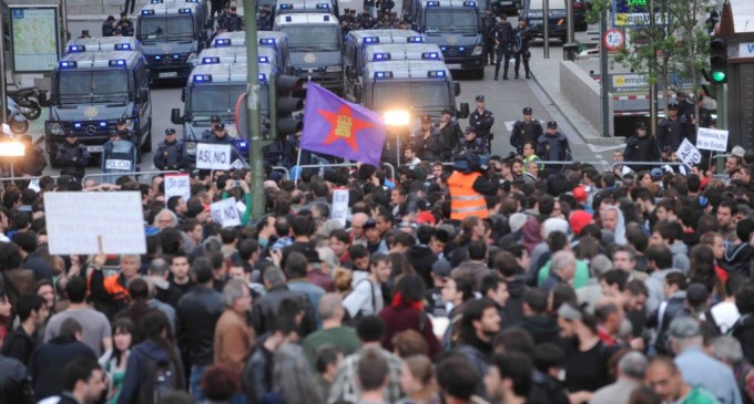 En directo: La policía carga contra los manifestantes de ‘Asedia el Congreso’