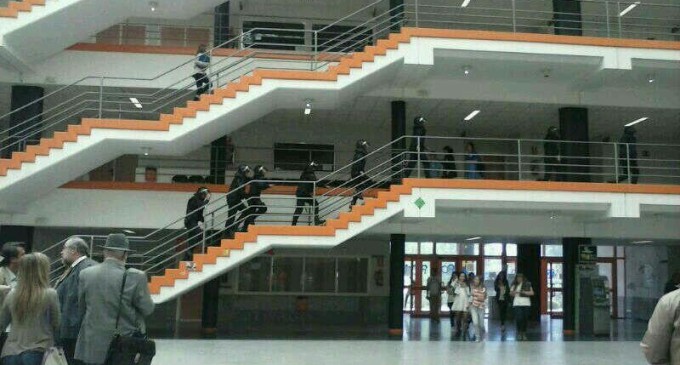 Once detenidos en el campus de Somosaguas durante un encierro de estudiantes