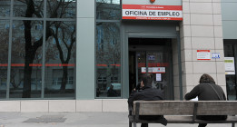 La Semana Santa frena la escalada del paro en los cinco millones